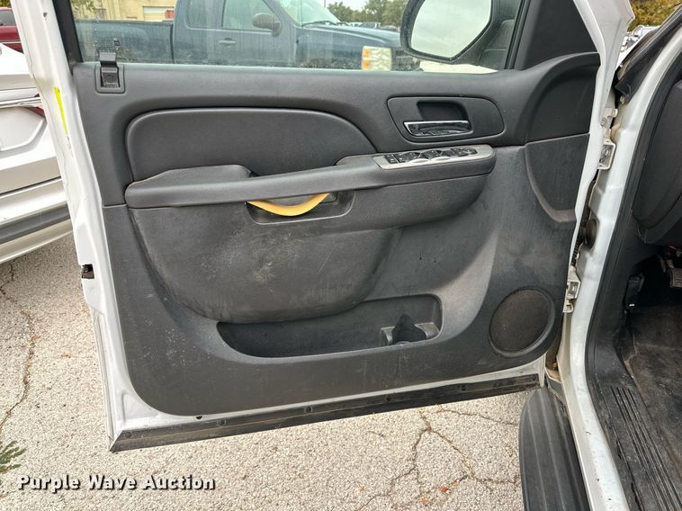 image for item NQ9111 2011 Chevrolet Tahoe Police  SUV