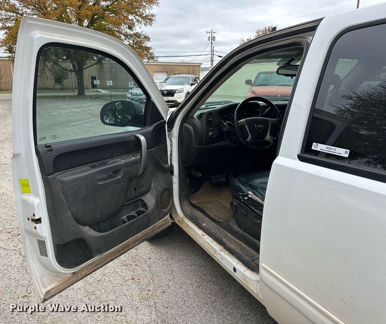 image for item NQ9115 2011 Chevrolet Silverado 1500 Crew Cab pickup truck