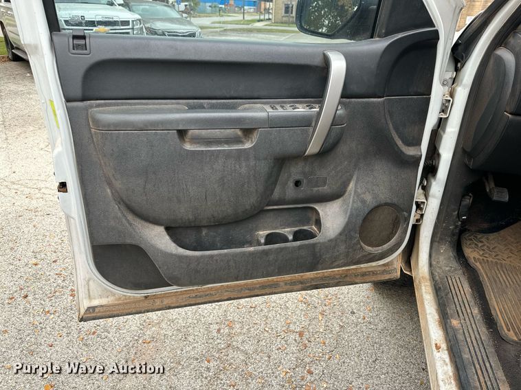 image for item NQ9115 2011 Chevrolet Silverado 1500 Crew Cab pickup truck