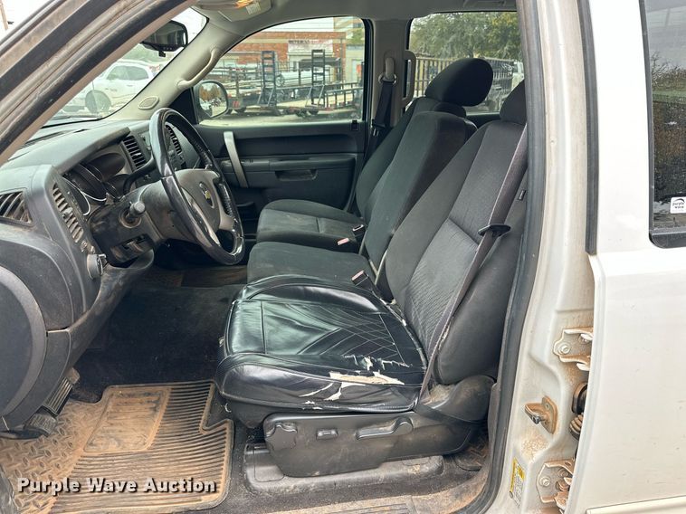 image for item NQ9115 2011 Chevrolet Silverado 1500 Crew Cab pickup truck