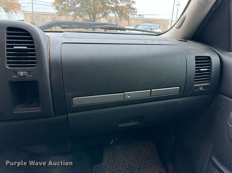 image for item NQ9115 2011 Chevrolet Silverado 1500 Crew Cab pickup truck