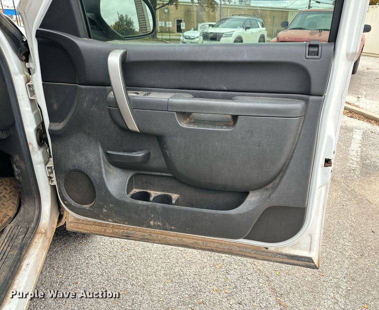 image for item NQ9115 2011 Chevrolet Silverado 1500 Crew Cab pickup truck