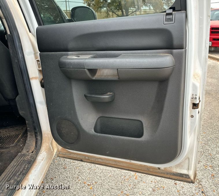 image for item NQ9115 2011 Chevrolet Silverado 1500 Crew Cab pickup truck