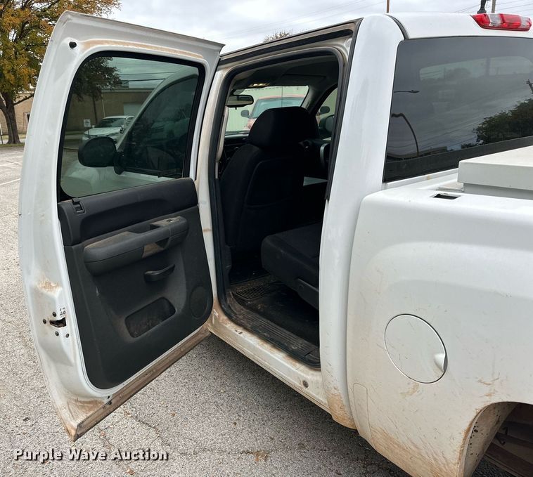 image for item NQ9115 2011 Chevrolet Silverado 1500 Crew Cab pickup truck