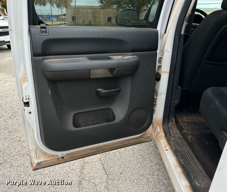 image for item NQ9115 2011 Chevrolet Silverado 1500 Crew Cab pickup truck