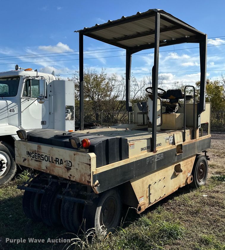 image for item NQ9122 1999 Ingersoll Rand PT-125R pneumatic roller