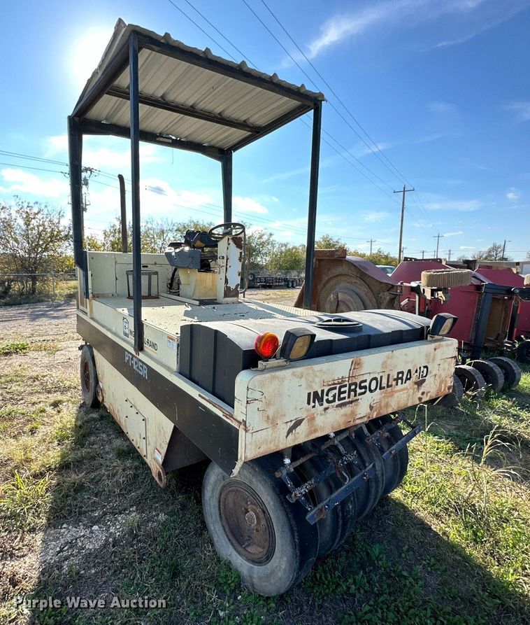 image for item NQ9122 1999 Ingersoll Rand PT-125R pneumatic roller