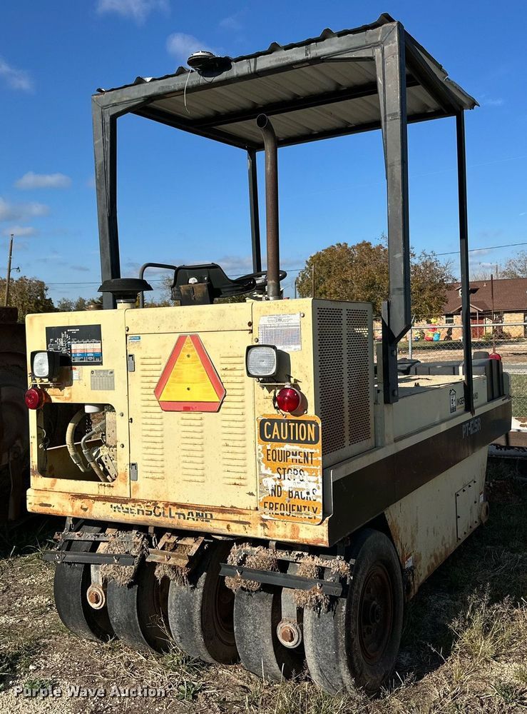 image for item NQ9122 1999 Ingersoll Rand PT-125R pneumatic roller