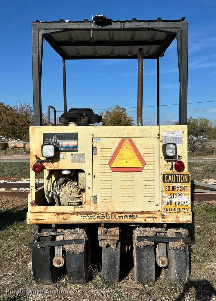 image for item NQ9122 1999 Ingersoll Rand PT-125R pneumatic roller