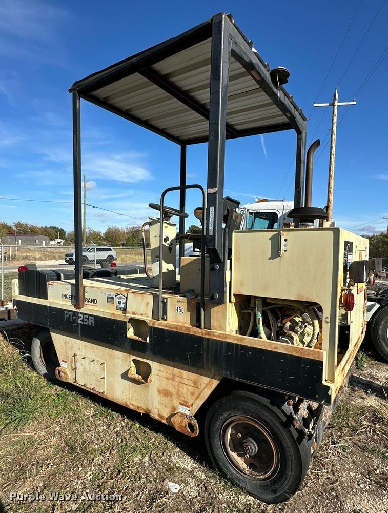 image for item NQ9122 1999 Ingersoll Rand PT-125R pneumatic roller