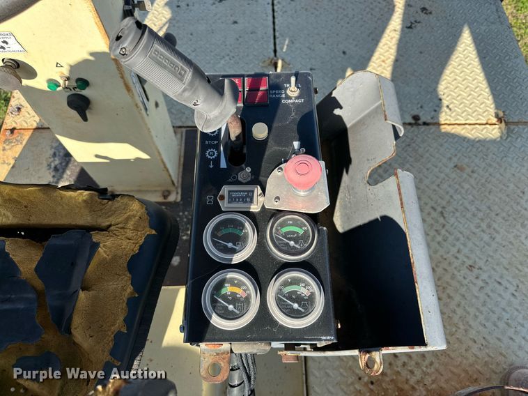 image for item NQ9122 1999 Ingersoll Rand PT-125R pneumatic roller