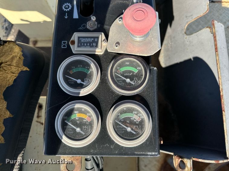 image for item NQ9122 1999 Ingersoll Rand PT-125R pneumatic roller