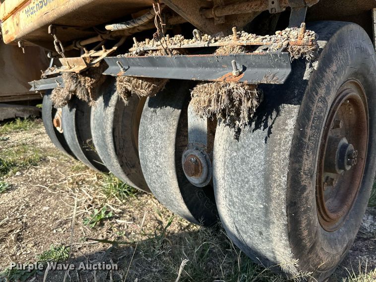 image for item NQ9122 1999 Ingersoll Rand PT-125R pneumatic roller