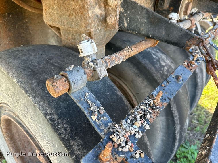 image for item NQ9122 1999 Ingersoll Rand PT-125R pneumatic roller