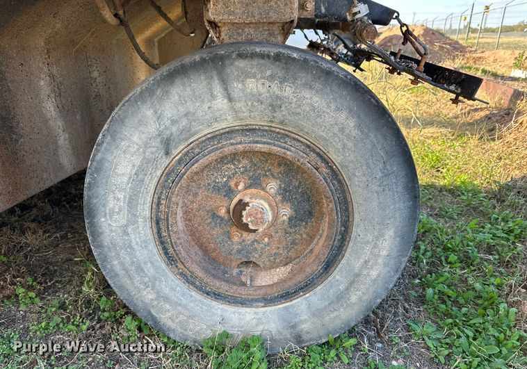 image for item NQ9122 1999 Ingersoll Rand PT-125R pneumatic roller