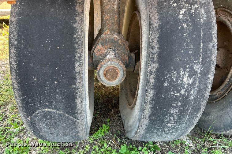 image for item NQ9122 1999 Ingersoll Rand PT-125R pneumatic roller