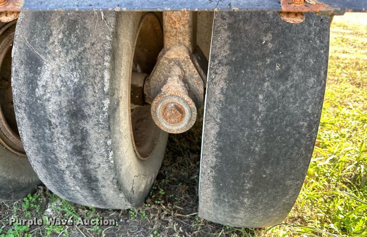 image for item NQ9122 1999 Ingersoll Rand PT-125R pneumatic roller