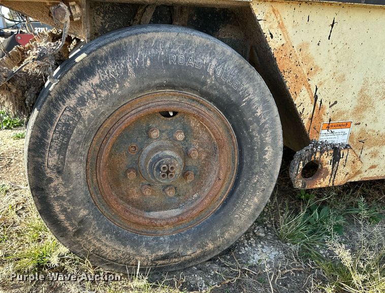 image for item NQ9122 1999 Ingersoll Rand PT-125R pneumatic roller