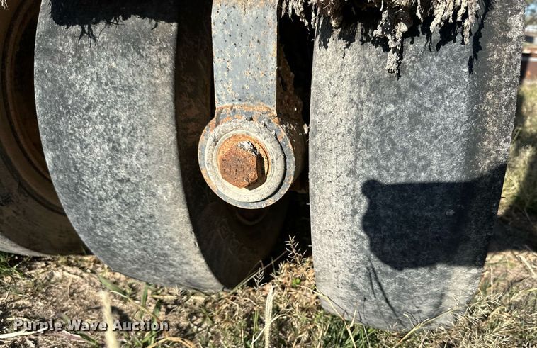 image for item NQ9122 1999 Ingersoll Rand PT-125R pneumatic roller