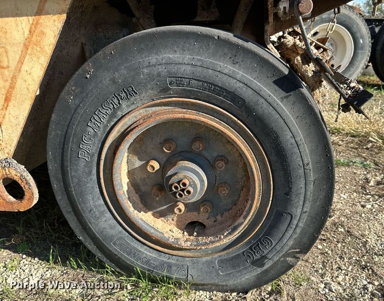 image for item NQ9122 1999 Ingersoll Rand PT-125R pneumatic roller