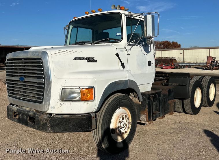 image for item NQ9124 1994 Ford L9000 semi truck