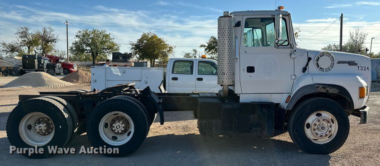 image for item NQ9124 1994 Ford L9000 semi truck