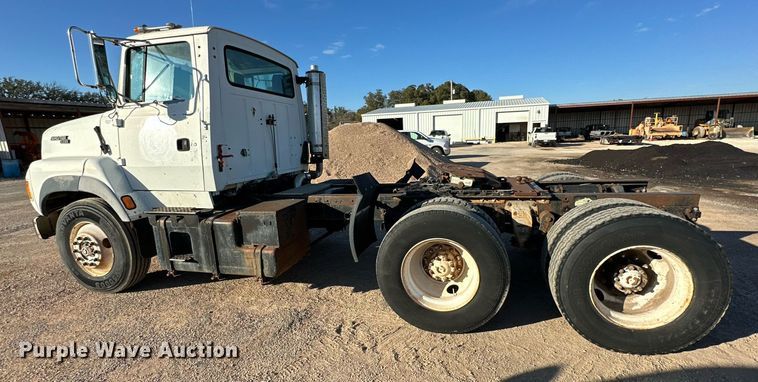 image for item NQ9124 1994 Ford L9000 semi truck