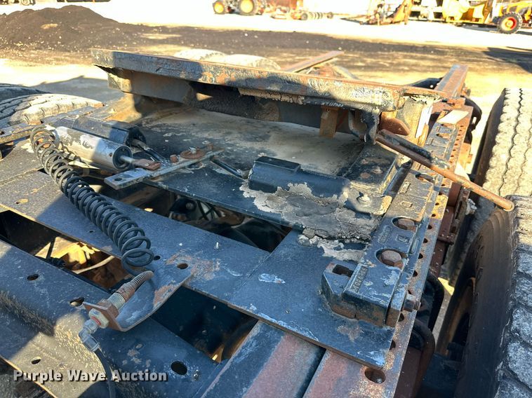 image for item NQ9124 1994 Ford L9000 semi truck