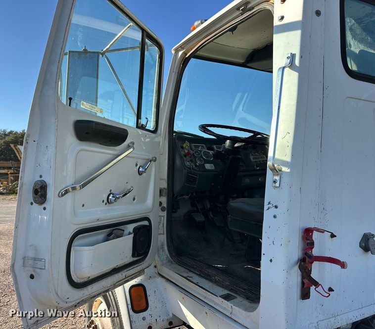 image for item NQ9124 1994 Ford L9000 semi truck