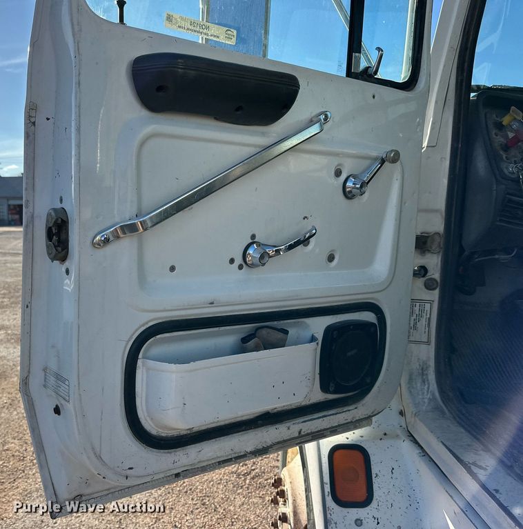 image for item NQ9124 1994 Ford L9000 semi truck