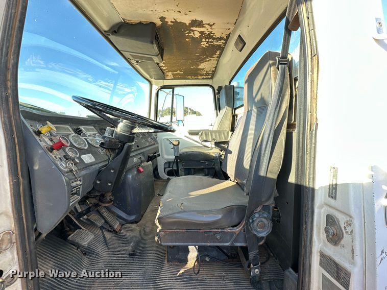 image for item NQ9124 1994 Ford L9000 semi truck