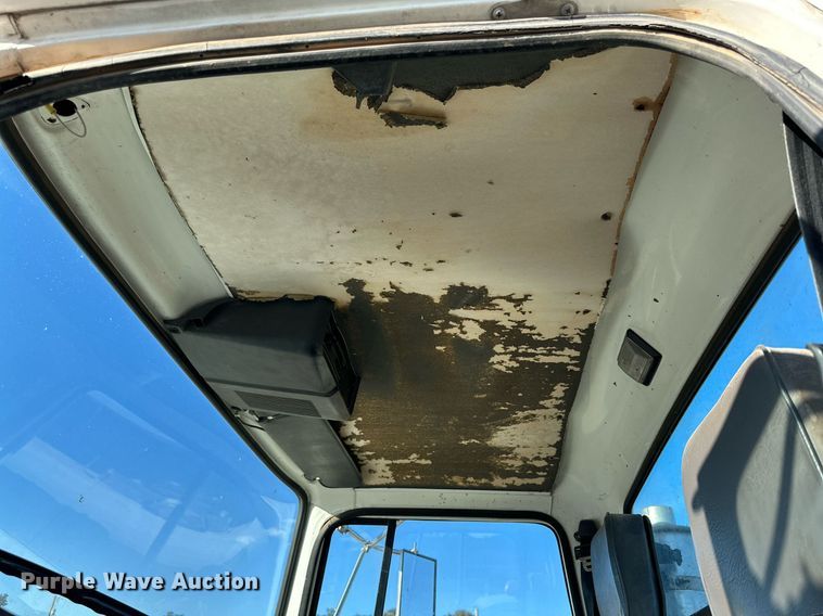 image for item NQ9124 1994 Ford L9000 semi truck