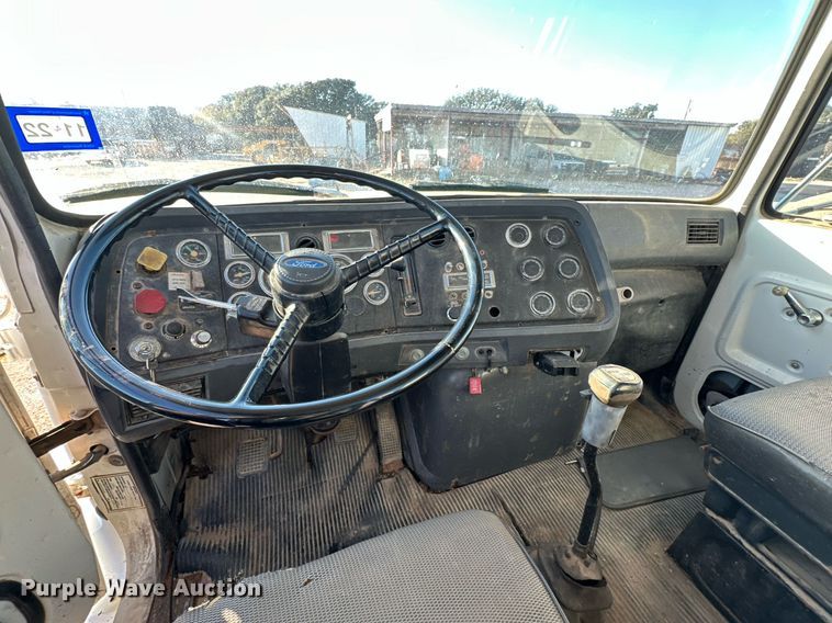 image for item NQ9124 1994 Ford L9000 semi truck