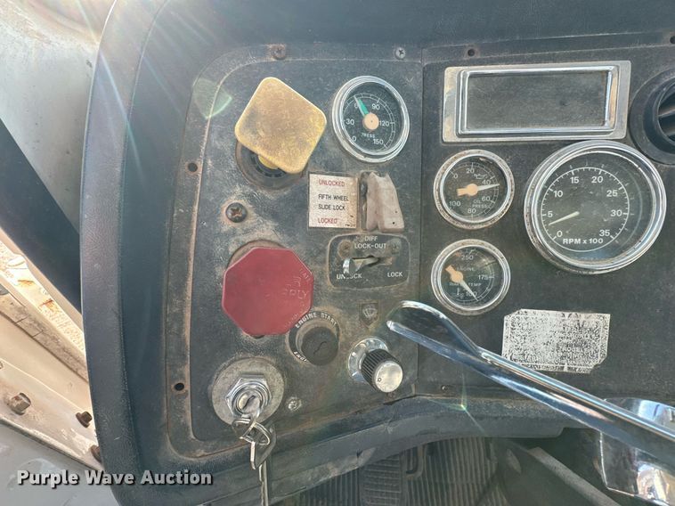 image for item NQ9124 1994 Ford L9000 semi truck