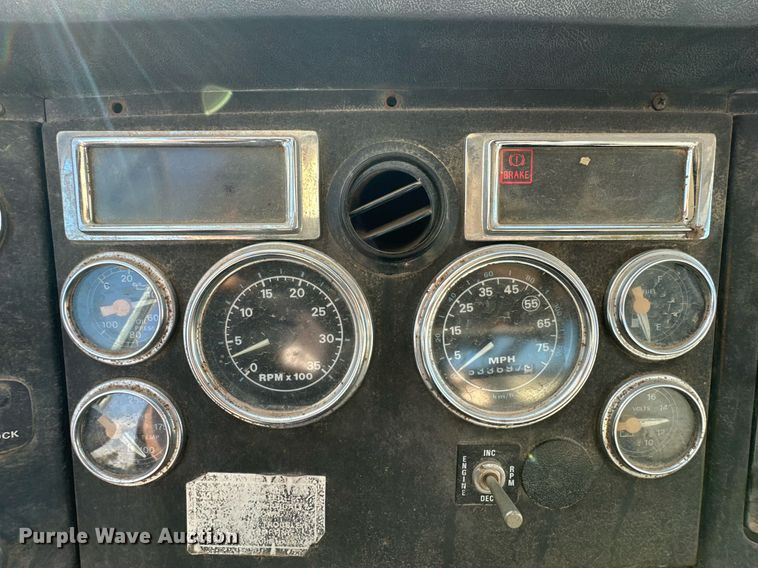 image for item NQ9124 1994 Ford L9000 semi truck