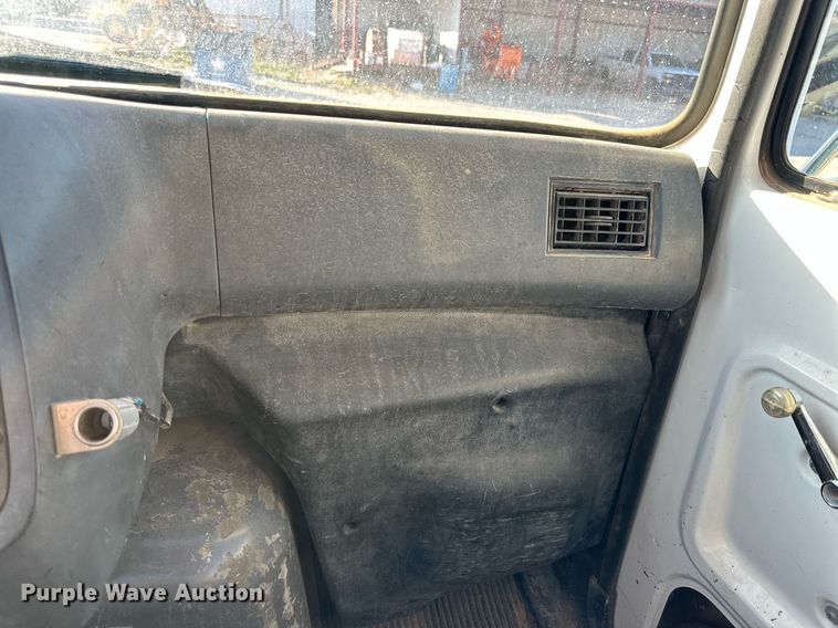 image for item NQ9124 1994 Ford L9000 semi truck