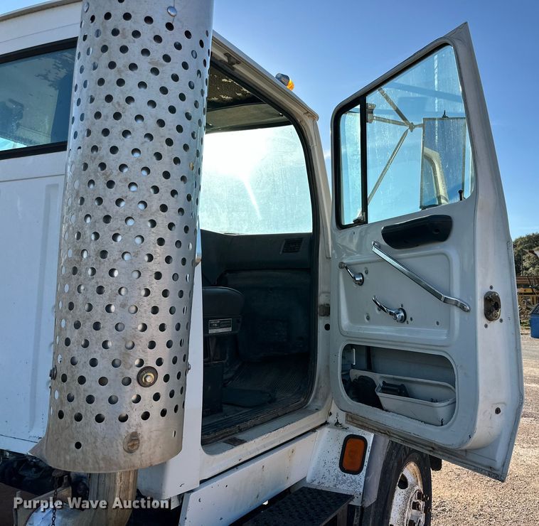 image for item NQ9124 1994 Ford L9000 semi truck