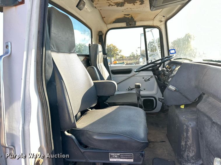 image for item NQ9124 1994 Ford L9000 semi truck