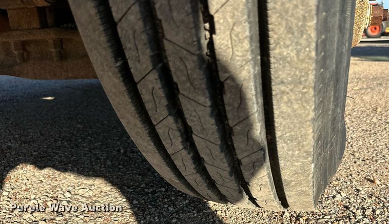 image for item NQ9124 1994 Ford L9000 semi truck