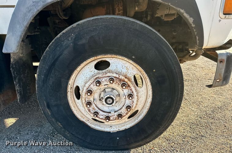 image for item NQ9124 1994 Ford L9000 semi truck