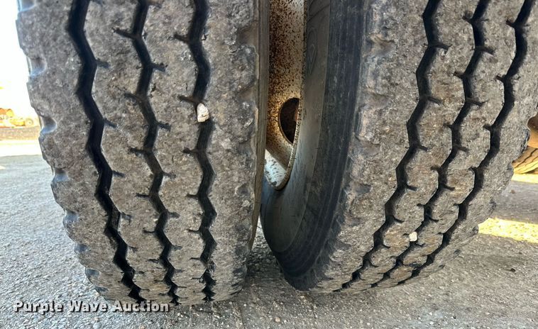 image for item NQ9124 1994 Ford L9000 semi truck