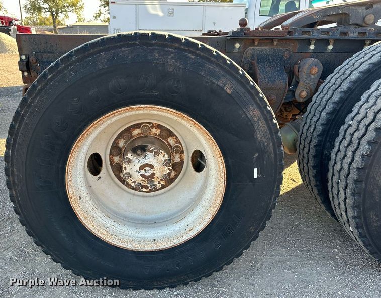 image for item NQ9124 1994 Ford L9000 semi truck