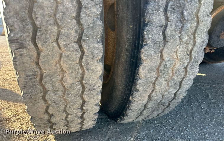 image for item NQ9124 1994 Ford L9000 semi truck