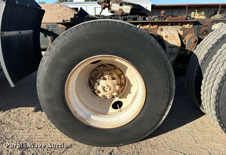 image for item NQ9124 1994 Ford L9000 semi truck