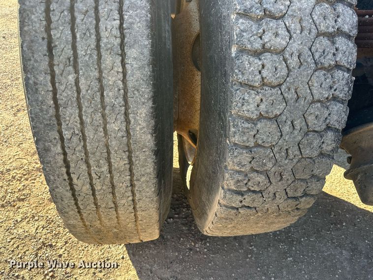 image for item NQ9124 1994 Ford L9000 semi truck