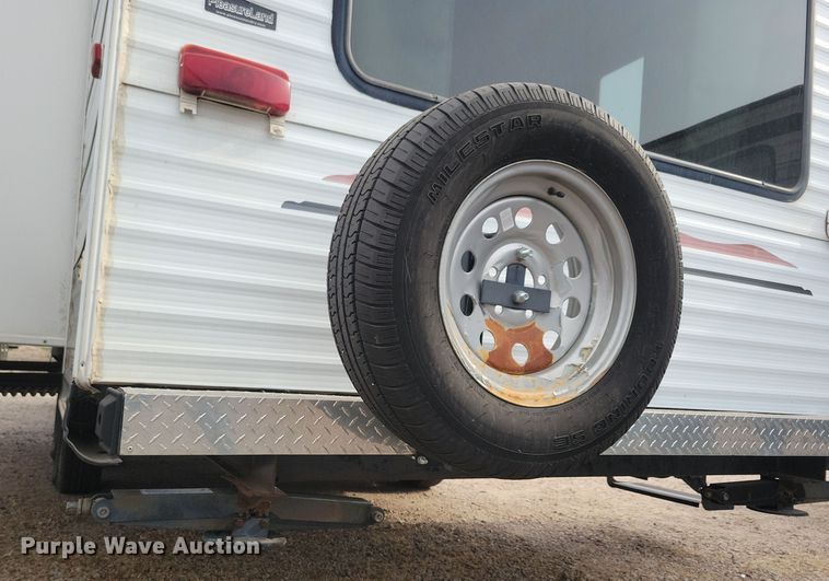 image for item DN3587 2005 Frontier  Explorer M315 camper