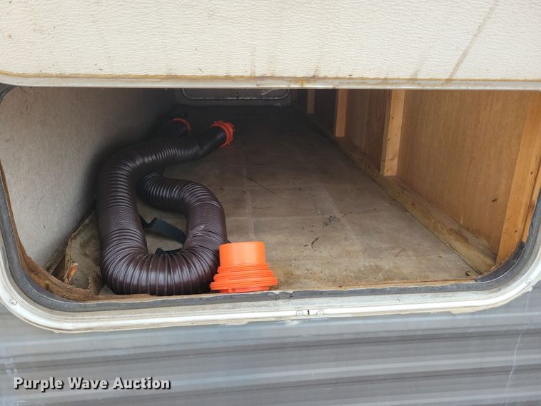 image for item DN3587 2005 Frontier  Explorer M315 camper