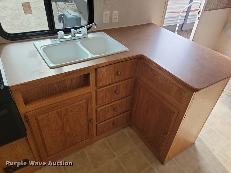 image for item DN3587 2005 Frontier  Explorer M315 camper