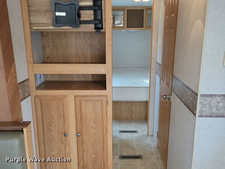 image for item DN3587 2005 Frontier  Explorer M315 camper