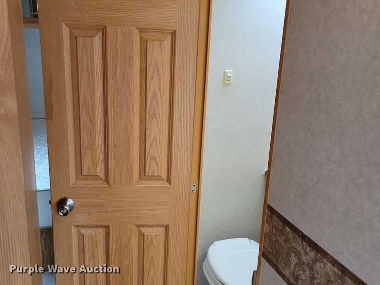 image for item DN3587 2005 Frontier  Explorer M315 camper